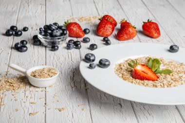 taze yaban mersini, çilek ve yulaf ezmesi 