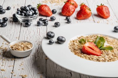 taze yaban mersini, çilek ve yulaf ezmesi 