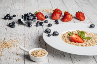 taze yaban mersini, çilek ve yulaf ezmesi 