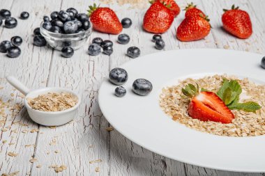 taze yaban mersini, çilek ve yulaf ezmesi 