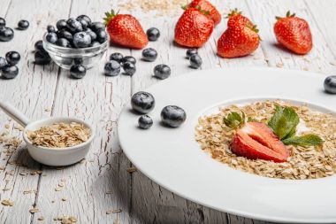 taze yaban mersini, çilek ve yulaf ezmesi 