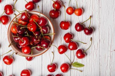 Tatlı taze kiraz bir kase
