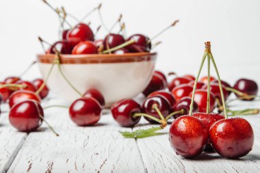 Tatlı taze kiraz bir kase