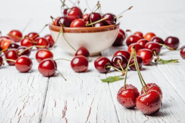 Tatlı taze kiraz bir kase