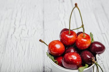 Tatlı taze kiraz bir kase 