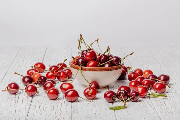 Cerejas frescas doces em uma tigela — Fotografia de Stock