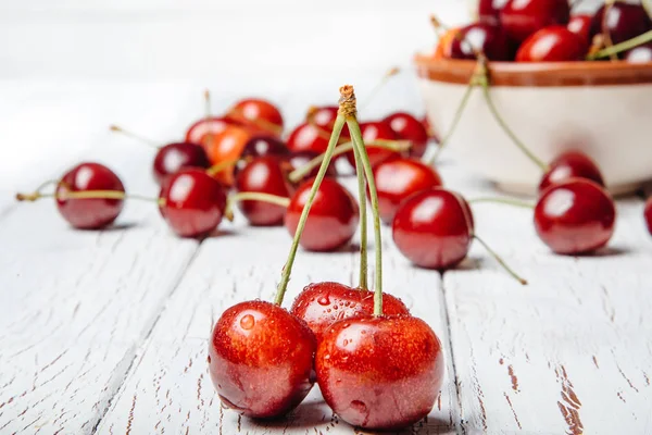 Cerejas frescas doces em uma tigela — Fotografia de Stock