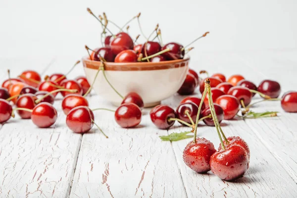 Słodkie świeże wiśnie w misce — Zdjęcie stockowe