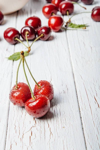 Cerejas na mesa de madeira — Fotografia de Stock