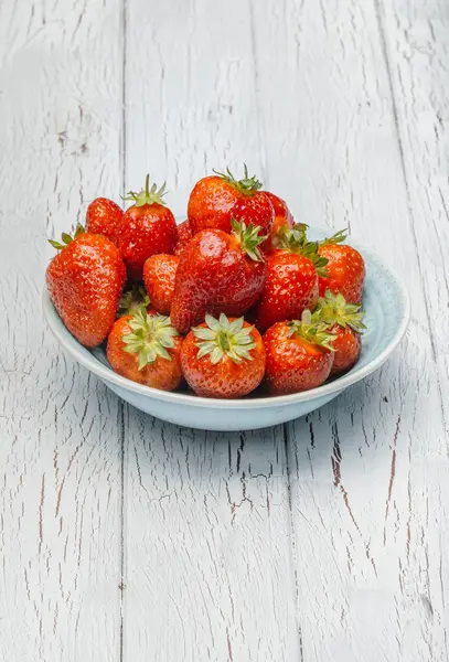 Frische Erdbeeren in einer Schüssel — Stockfoto