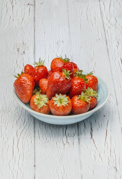 Frische Erdbeeren in einer Schüssel — Stockfoto