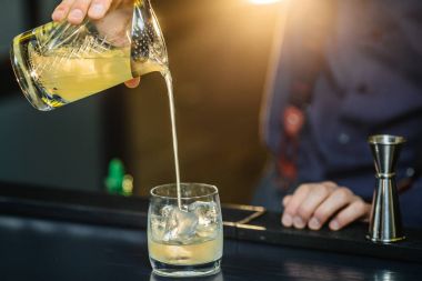 Barmen kokteyl bar yapıyor.