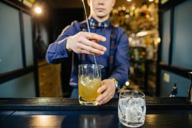 Barmen kokteyl bar yapıyor.