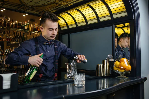 Bartendern gör cocktailbar på. — Stockfoto