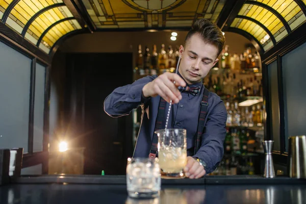 Bartendern gör cocktailbar på. — Stockfoto