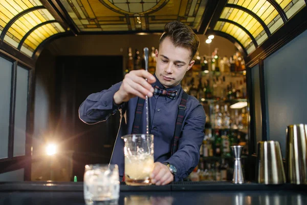 Bartendern gör cocktailbar på. — Stockfoto