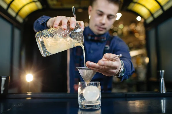 Bartendern gör cocktailbar på. — Stockfoto