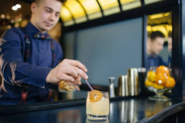 Bartender is making cocktail at bar. — Stock Photo, Image