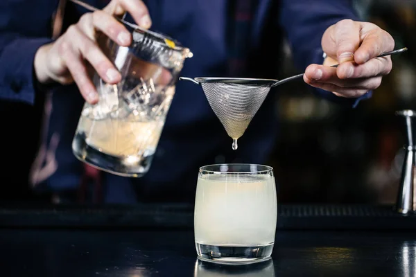 Barkeeper macht Cocktail an Bar. — Stockfoto