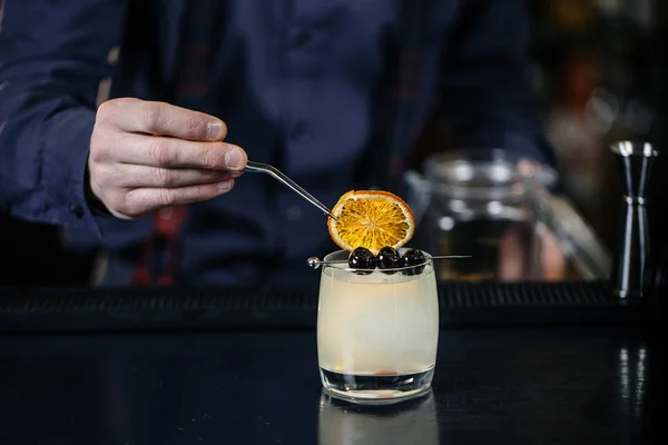 Barkeeper macht Cocktail an Bar. — Stockfoto