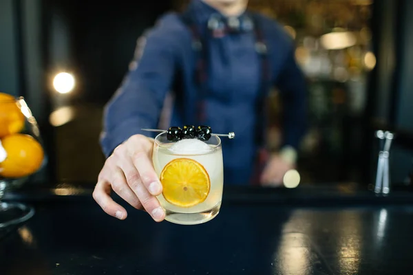 Barista con cocktail al bar . — Foto Stock
