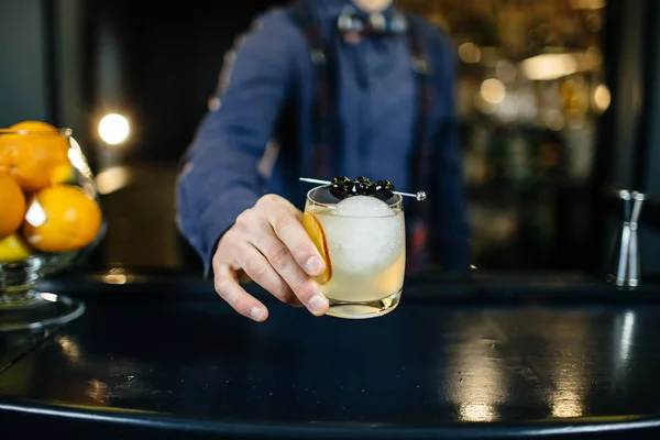 Μπάρμαν με κοκτέιλ στο μπαρ. — Φωτογραφία Αρχείου