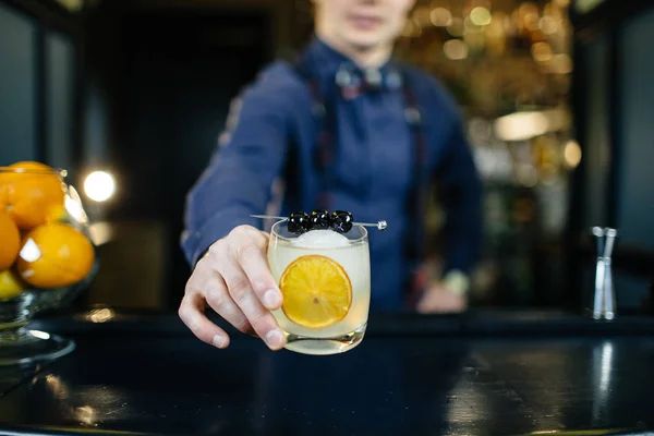 Bartender med cocktailbar på. — Stockfoto