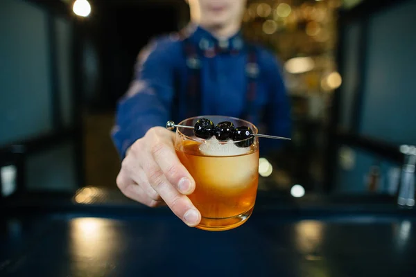 Bartender med cocktailbar på. — Stockfoto