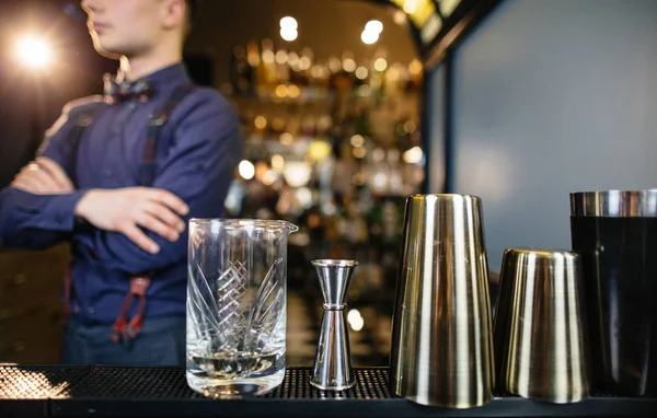 Barman experto en bar . — Foto de Stock