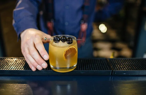 Bartendern gör cocktailbar på. — Stockfoto