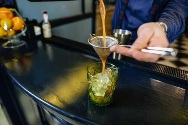 Cantinero está haciendo cóctel en el bar . — Foto de Stock