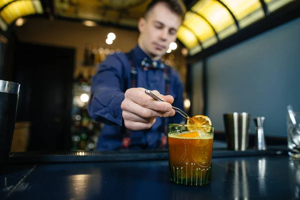 Bartendern gör cocktailbar på. — Stockfoto