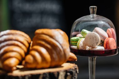 tereyağı kruvasan ve macaroons