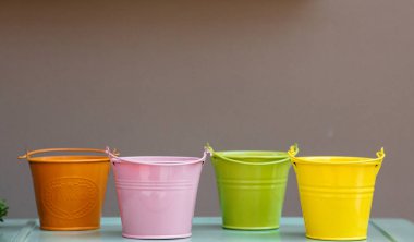 Renkli Bahçe metal kovalar 