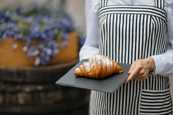 Frau serviert frisches Croissant — Stockfoto