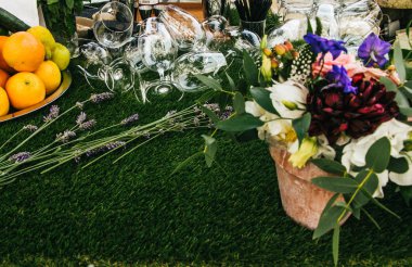 boş şarap bardakları ve çiçekler