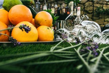 boş şarap bardakları ve çiçekler