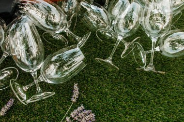 boş şarap bardakları ve çiçekler