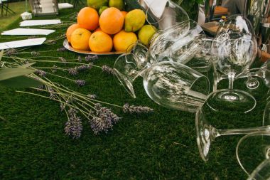 boş şarap bardakları ve çiçekler