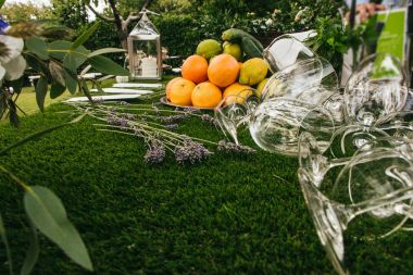 boş şarap bardakları ve çiçekler