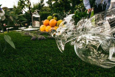 boş şarap bardakları ve çiçekler