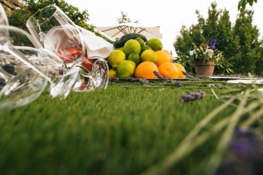 boş şarap bardakları ve çiçekler