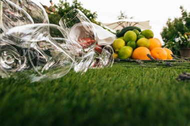 boş şarap bardakları ve çiçekler