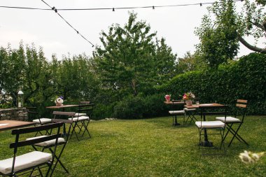 Bahar çiçekleri ile piknik masaları