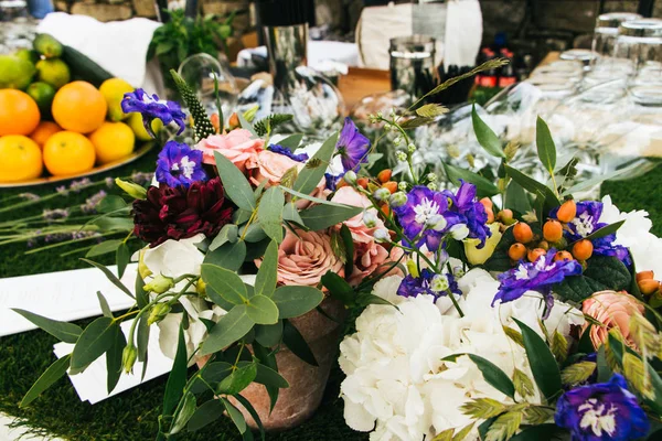 boş şarap bardakları ve çiçekler