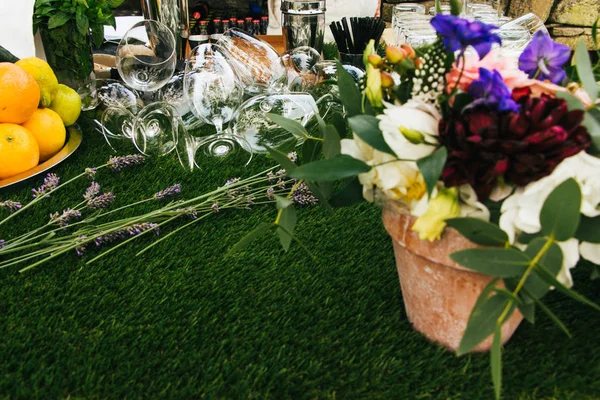 boş şarap bardakları ve çiçekler