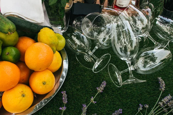 boş şarap bardakları ve çiçekler