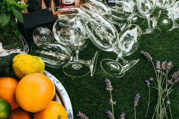 boş şarap bardakları ve çiçekler