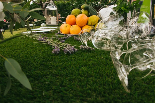 boş şarap bardakları ve çiçekler