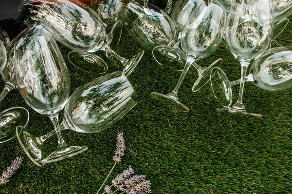 boş şarap bardakları ve çiçekler
